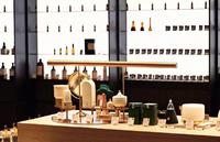 Comptoir de présentation de parfums en marbre au design intérieur unique pour parfumerie, armoire à parfums cintrée en placage de bois