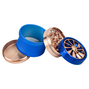 Molinillo <span class=keywords><strong>de</strong></span> Hierba en Forma <span class=keywords><strong>de</strong></span> Hélice <span class=keywords><strong>de</strong></span> Aleación <span class=keywords><strong>de</strong></span> Zinc, 63 mm, Diseño <span class=keywords><strong>de</strong></span> Cintura Delgada <span class=keywords><strong>de</strong></span> Cuatro Capas, Esquinas Recortadas, Logotipo Giratorio, Modelo Estilo Americano - Product Image 4