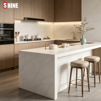 Dalle de pierre de quartz technique à veines fines gris naturel pour comptoir de bar, hall d'hôtel et décoration intérieure de villa.