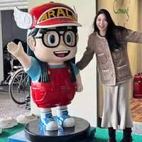 Estatua de Arale con Gorra Rosa y Overol Azul, Escultura de Arale de Fibra de Vidrio, Accesorio para Decoración de Cafeterías