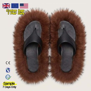<span class=keywords><strong>Sandali</strong></span> <span class=keywords><strong>infradito</strong></span> da <span class=keywords><strong>donna</strong></span> di lusso in pelliccia sintetica con bordo shaggy oversize, scarpe statement all'avanguardia, personalizzabili con logo, all'ingrosso - Product Image 1