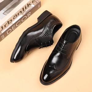 Chaussures en cuir de style nouveau. Chaussures rétro gravées en cuir véritable pour hommes. Chaussures habillées formelles pour hommes de style anglais. Chaussures de bureau. - Product Image 2