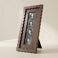 Marco de Madera Sólida Personalizado de Fábrica para Tiras de Fotos, Marco de Madera con Forma de Ola, Marco Decorativo OEM para Tiras de Fotos de 4 Cuadrículas