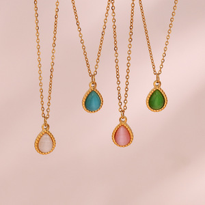 Ensemble de bijoux élégants en acier inoxydable plaqué or avec pendentif en cristal œil de chat et boucles d'oreilles - Product Image 4