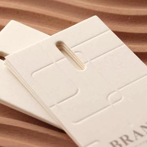 Etiqueta de ropa con logotipo personalizado de diseño gratuito para marcas de hombre Tarjeta de papel cóncava-convexa gruesa para bolsos y zapatos - Product Image 4