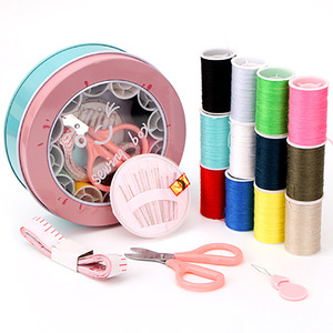 Mini kit de couture en boîte métallique ronde avec fils, ciseaux, aiguilles et ruban adhésif pour la maison, le point de croix et l'utilisation scolaire - Product Image 1