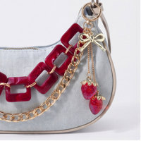 Breloque de sac carrée en acrylique rouge avec chaîne, pendentif nœud doré et fraise, porte-clés, décoration de sac à main tendance, accessoire de mode pour femme