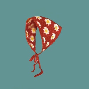 Écharpe triangulaire tricotée élégante et douce pour femme, motif marguerite polyvalent, accessoire de mode pour cheveux - Product Image 1