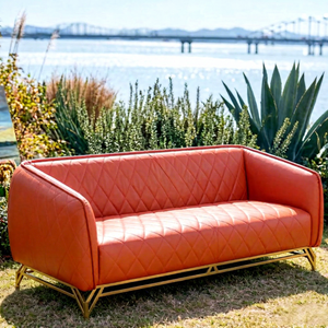 Sofá de Salón de Lujo Europeo Antiguo, de Cuero Rojo Vintage con Patas de Acero Inoxidable Doradas, para Hoteles y Hogares - Product Image 1