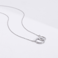 Collier en acier inoxydable avec deux cercles entrelacés en zircon de haute qualité, parfait pour offrir à une mère, bijoux pour femmes