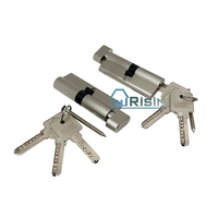 Cilindro de cobre con llave de ordenador y giro de pulgar