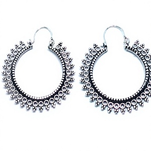 Pendientes de aro de latón tribal bohemio y religioso oxidado de plata, pendientes de peso ligero para mujer con perla y diamante para regalo - Product Image 1