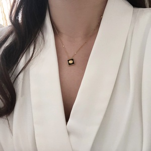Collar con Colgante de Acero Inoxidable con Cadena Chapada en Oro Resistente al Deslustre y Concha Cuadrada de Esmalte Negro para Mujer - Product Image 3