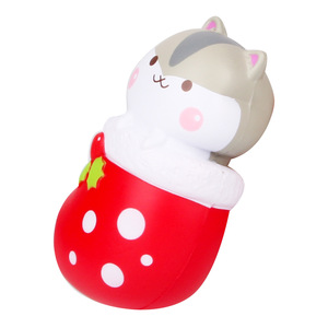 Juguete antiestrés de hámster exprimible de TPE con diseño de calcetín de fresa para niños de 2 a 4 años, unisex - Product Image 1
