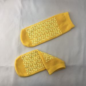 Calzini alla caviglia per dormire in poliestere 100% sostenibili punti di gomma per l'ospedale - Product Image 3