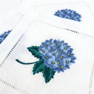 <span class=keywords><strong>Serviette</strong></span> en <span class=keywords><strong>tissu</strong></span> brodée d'hortensias, coins perforés, bords cousus, sous-verre, best-seller transfrontalier - Product Image 3