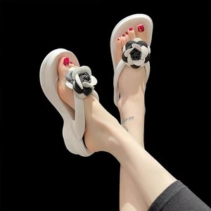 Sandales <span class=keywords><strong>de</strong></span> luxe tendance pour l'extérieur, tongs compensées pour femmes, pantoufles personnalisables, vente en gros <span class=keywords><strong>de</strong></span> pantoufles à talons pour femmes - Product Image 5