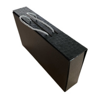 Caja de Regalo para Zapatos con Cierre Magnético, Fabricada con Materiales Reciclados, con Logotipo Texturizado en la Superficie y Asa Impresa, Plegable, de Cartón