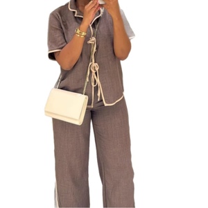 ชุดเซ็ต 2 ชิ้นสำหรับผู้หญิง แต่งขอบตัดกัน - เสื้อแขนสั้นผูกด้านหน้าและกางเกงขายาวทรงกว้าง ชุดแฟชั่นสำหรับผู้หญิงแอฟริกัน - Product Image 1