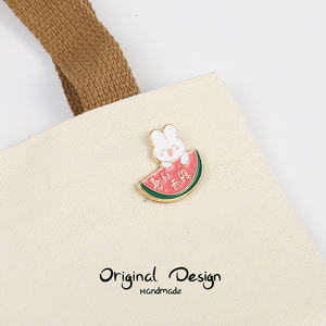 良い意味を持つフルーツの形をしたバッグブローチピン、かわいいカートンに入ったイチゴ、スイカ、オレンジ、梨、柿、ウサギのブローチを娘に贈ります - Product Image 1
