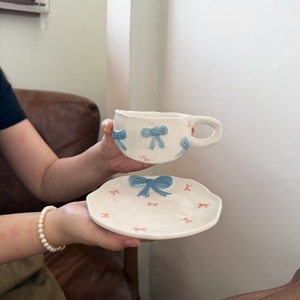 Fábrica Direta Ins Estilo Em Relevo Bow Copo De Café De Cerâmica Branca e Pires Set para Atacado Porcelana Tarde Chá Copos Prato - Product Image 3