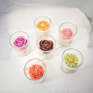 Bougie parfumée artisanale en verre avec motif floral, design personnalisé, vente en gros directe d'usine, pour la décoration de la maison - Product Image 1