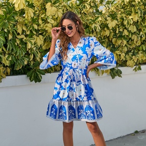 Robes décontractées <span class=keywords><strong>mi</strong></span>-longues en polyester à col en V et taille haute, imprimées, style bohème européen et américain, nouvelle collection, vente en gros - Product Image 2