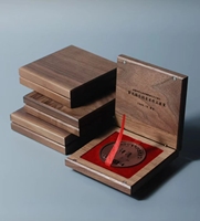 Boîte cadeau carrée en bois de noyer pour médaille, pièce de monnaie, avec logo personnalisé et intérieur en velours, pour médaille commémorative, badge, trophée, emballage de luxe pour événements et marques