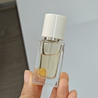 Flacon de parfum carré en verre de 15 ml avec étiquetage personnalisé et impression à l'écran