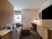 Meubles d'hôtel de qualité supérieure Staybridge Suites by IHG : Chaises et tables pour projets hôteliers