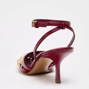 Sandales à talon aiguille confortables pour femmes, avec lanière de cheville, bout carré et empiècements découpés, ornées de clous métalliques dorés - Product Image 3