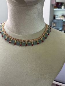 Nouveau collier chaîne en bambou avec perles contrastées rouge et bleu, fleurs plaquées or et dentelle multicouche, style sportif, accessoires pour femmes 2025 - Product Image 6