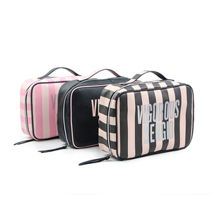 Conjunto de 4 piezas de cuero Pu de rayas rosas de viaje personalizado de gran capacidad disponible bolsa de cosméticos conjunto de belleza de <span class=keywords><strong>maquillaje</strong></span> para mujeres al aire libre - Product Image 2