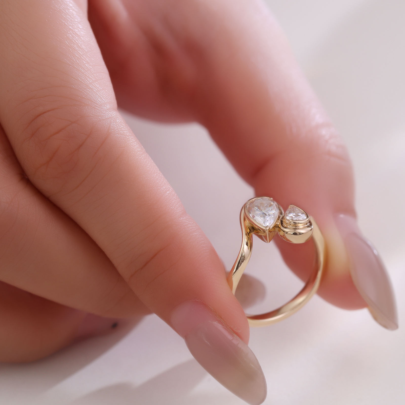 Anillo de moissanita en oro de 14 quilates