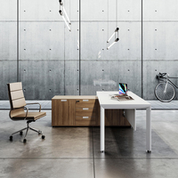 Bureau de direction en bois massif blanc moderne de luxe OEM avec tour de prises intégrée et garantie de 3 ans pour PDG, directeur, responsable