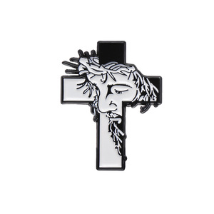 Kreative religiöse Kreuz Porträt Brosche Spaß Schwarz-Weiß-Abzeichen Jesus Kreuz Emaille Anstecknadel - Product Image 1