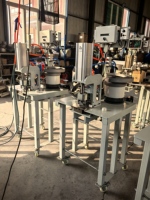 Machine à poinçonner les œillets pneumatique