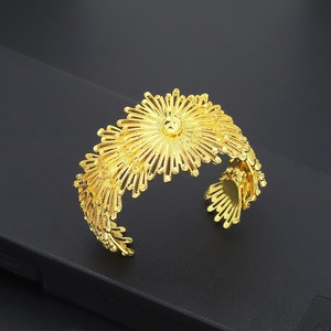 Ensemble bracelet et bague plaqué or 24 carats Jxx Fashion, 2 pièces, bracelet ouvert à breloques pour femme, pour mariage, en laiton - Product Image 5