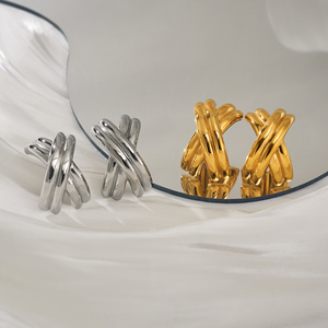 Myneck 2024 classico Euramerican <span class=keywords><strong>roma</strong></span> croce orecchini 18K placcato oro in acciaio inox appannare gioielli alla moda gratis - Product Image 2