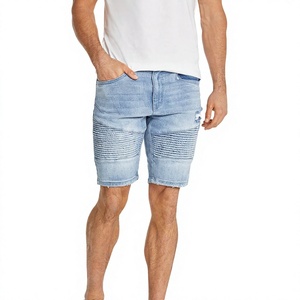 Shorts en jean slim bleu clair pour homme, style motard, coupe ajustée, coupe-vent, avec empiècements plissés, effet usé, ourlet effiloché, cinq poches - Product Image 1