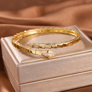 Brazalete de Hueso de Serpiente Dorado, Aleación de Zinc con Microincrustaciones, Joyería para Mujer, Regalo - Product Image 3