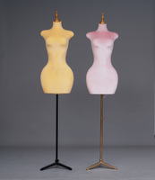 Mannequin de couture en plastique pour femmes grande taille avec support doré pour l'affichage