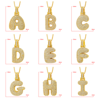 Collier initial en laiton plaqué or 18 carats avec lettres bulles, micro-pavé dense de zircone cubique, triple rangée de pierres, délicat pour le quotidien