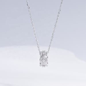 Collier rond en argent sterling 925 plaqué or 18 carats avec papillon délicat et pierre, pour filles, collection été 2026 - Product Image 1