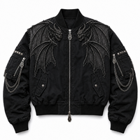 Blouson bomber à col montant, fermeture éclair cloutée, poche sur le bras, effet délavé, patch Aile de Démon, bords effilochés, tirette de fermeture éclair gravée, personnalisé
