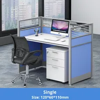 Poste de travail de bureau moderne et contemporain pour 4/6 personnes avec écran de séparation, bureau informatique et panneaux porte-cartes