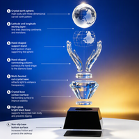 Trophée globe en cristal à tenir à la main, récompense en cristal K9 gravée au laser sur mesure avec base en cristal noir pour souvenir d'entreprise