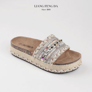 Suministro de fábrica Sandalias de corcho Lujo Moda Verano Nuevo diseño para zapatillas para damas OEM PVC Zapatos Tacón Suministro de fábrica Venta caliente - Product Image 2