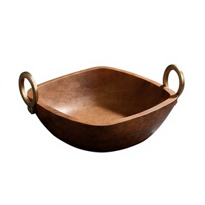 Ensaladera Cuadrada Geométrica de Madera Teñida en Nogal Oscuro con Asa Vertical de Latón y Plato para Servir - Product Image 1
