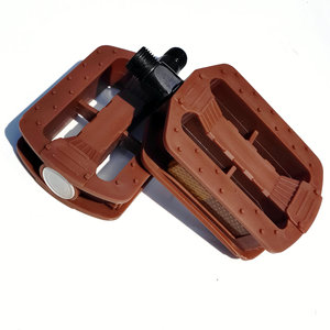 Pedales de bicicleta con plataforma de plástico marrón, antideslizantes, para bicicletas infantiles, eje de acero multiusos - Product Image 3